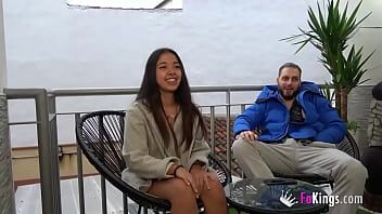 Odtwórz Drobna latynoska debiutuje w porno podczas ostrej sesji seksu