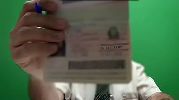 Reproducir La pequeña latina paulova se hace follar mientras su novia adolescente alba mira