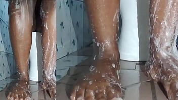 Jouer Cyndy blackslave - lavage des pieds - gros plan