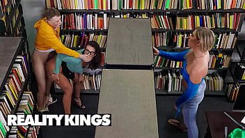Reproduzir Mandy rega o bibliotecário que cuida dos livros e dos alunos excitados como Jimmy Michaels - reis da realidade