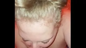 Reproduzir Adorável adolescente gordinha de 18 anos é tímida em seu aniversário de 18 anos, então eu pego meu pau para ela e ela aprende a chupar pau para conseguir o que quer