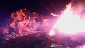 Jouer Baiser la femme de mon frère près du feu de camp
