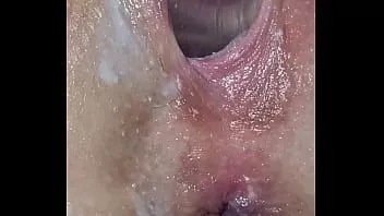 Odtwórz Zbliżenie na kremową cipkę i odbyt ruchany przez szklane dildo?