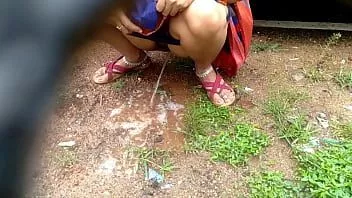 play Desi indian mătușă în aer liber public piss video compilație