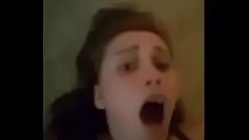 播放 青少年记录她第一次他妈的