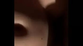Riproduci Piccola ragazza registra il suo primo sextape