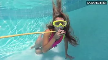 play Cea mai tare fetiță irina poplavok este obraznică în piscină
