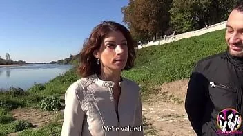 Abspielen Schönes Paar Sandrine und Thibault fickt zum ersten Mal hart vor der Kamera an der Loire