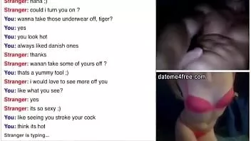 播放 黑发宝贝帮助一个男人在网络摄像头上自慰