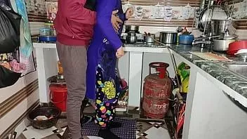 Oynat O yemek yaparken üvey kardeş mutfakta becerdin.
