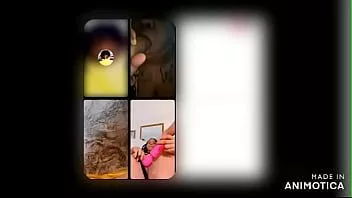 Redare Modelul de Instagram se joacă cu sine pentru a obține adepți