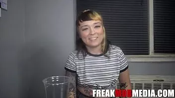 播放 Freakmob hardcore - 她没有通过小便测试，所以他把它倒在她脸上！
