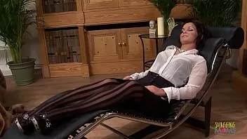 play Busty milf জন্য থেরাপি একটি রুক্ষ মলদ্বার লাঙ্গল যার জন্য তিনি যন্ত্রণা করছেন