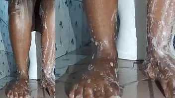 Jouer Cyndy blackslave - lavage des pieds - gros plan