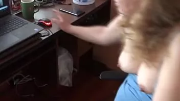play Soția mea latină, frumoasa mamă matură îi place să se masturbeze uitându-se la porno, orgasme intense cerând penis
