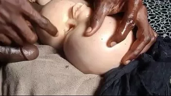 Reproducir Culo gimiendo, empalo una muñeca sexual y la empujo profundamente hasta el orgasmo