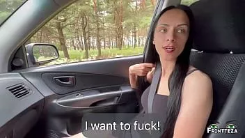 Jouer La demi-soeur baise et suce dans la voiture. tarte à la gorge publique