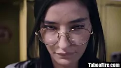 Jouer Une petite camarade de classe lesbienne brune se venge avec un tribbing et un anulingus sexy