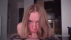 Abspielen Heißes blondes Teenie bekommt in einem Amateur-POV-Video einen schmutzigen Cumshot auf ihre Muschi