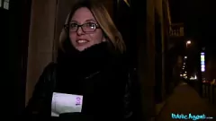 play Agente público pega uma morena francesa de óculos para um ponto de vista violento batendo em uma escada pública