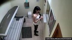 play Checa morena adolescente dá prazer a si mesma no solário público