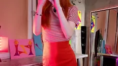 再生 小さなおっぱいの美女が大きなディルドで狂う - 本当のオーガズム