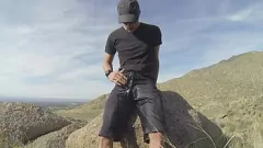 Afspelen Openbare pissing ontmoeting in shorts tijdens de buitenwand