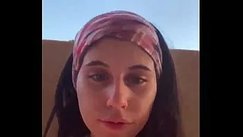Reproduzir Violet verões se masturbando em um estacionamento