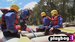 تشغيل بعد تمرين متعرق، تقوم هذه العارضات المراهقات المثيرات بأثداء مثالية وحمير كبيرة بالتعري والاستمتاع بمغامرة ركوب القوارب في الهواء الطلق الرائع