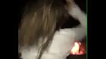 Reproduzir Adolescente joga a bunda em seu meio-irmão na fogueira