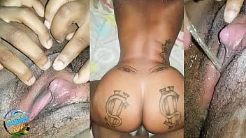 Reproducir Puta de los angeles con tatuaje de signo de dólar