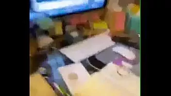 play 穿着紧身牛仔裤的宝贝展示她的乳头