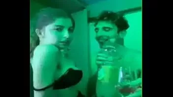 Reproduzir Casal gostoso brincando com os espectadores no ameporn